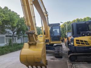 Pelleteuse sur chenilles Komatsu PC220-8 d'occasion d'une capacité de 22 tonnes avec pompe à moteur - Product Image 6