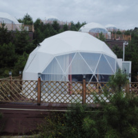 Dôme de glamping de luxe sur pente de montagne, hôtel dôme dans une zone panoramique