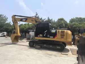 Presque neuf au Japon, mini-pelle d'occasion de 3.5 tonnes CAT320D2, pelle sur chenilles d'occasion japonaise, prix à vendre - Product Image 6