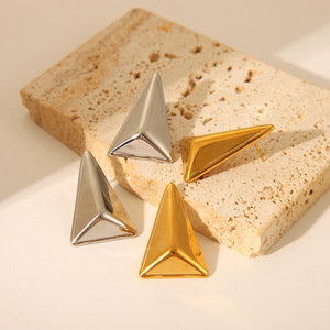 Boucles d'oreilles triangulaires géométriques en acier inoxydable plaqué or PVD 18 carats clous minimalistes anti-ternissement pour femmes Style tendance pour <span class=keywords><strong>cadeau</strong></span> - Product Image 2