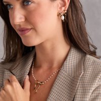 Collier pendentif ZSZL pour femme, tendance vintage, en acier inoxydable plaqué or, avec nœud papillon et imitation perles, idéal pour les anniversaires de couple