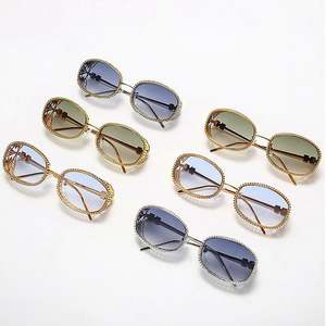 Lunettes de soleil ovales steampunk de luxe avec logo personnalisé, monture métallique creuse gravée, ornées de strass pour femme - Product Image 4