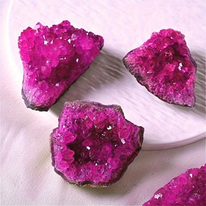 Vente en gros de cristaux de haute qualité, écologiques, teints en rouge rose, en forme irrégulière, pour la méditation et la décoration de la maison - Product Image 3