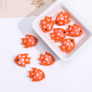 Perles en céramique en forme de poissons tropicaux colorés à pois pour la décoration intérieure et les accents décoratifs - Product Image 5