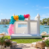 Château gonflable blanc moderne avec guirlande de ballons pour fête d'enfants et décoration de mariage
