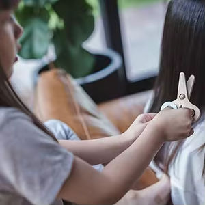 Nouveaux jouets <span class=keywords><strong>de</strong></span> <span class=keywords><strong>salon</strong></span> <span class=keywords><strong>de</strong></span> beauté en bois semblant <span class=keywords><strong>de</strong></span> jouer jouets <span class=keywords><strong>de</strong></span> coiffeur avec sèche-cheveux outils <span class=keywords><strong>de</strong></span> <span class=keywords><strong>coiffure</strong></span> styliste Kit <span class=keywords><strong>de</strong></span> coupe <span class=keywords><strong>de</strong></span> cheveux <span class=keywords><strong>jouet</strong></span> <span class=keywords><strong>de</strong></span> fête - Product Image 4