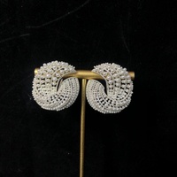 Boucles d'oreilles clous spirales 3D incurvées en laiton plaqué argent avec fausses perles blanches et pavé de zircones cubiques, bijoux de mariée élégants