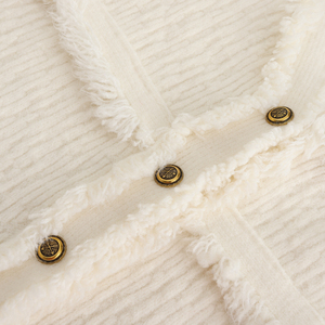 Cardigan court pour femme, personnalisé en usine, en tricot d'automne léger, couleur crème unie, à côtes verticales, avec bordure à franges brutes et col en V - Product Image 2