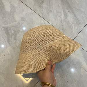 Chapeau Bob en Raphia Fait Main Rayé pour Femme – Protection Solaire Tendance avec Décoration Métallique Chic - Product Image 4