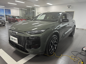 <span class=keywords><strong>Audi</strong></span> <span class=keywords><strong>Q6</strong></span> <span class=keywords><strong>2022</strong></span> 40 E-tron Edición Empresarial SUV R20 Usado, Volante a la Izquierda, Cuero Oscuro, Turbo, de Uniland Motors en China - Product Image 5