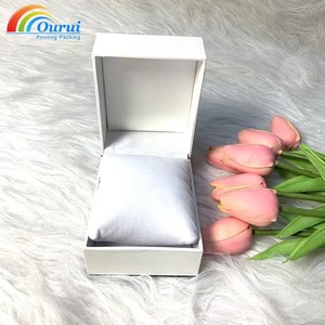 กล่องใส่นาฬิกากระดาษสีขาวทรงสี่เหลี่ยมจัตุรัสของอูรุยพร้อมเคสป้องกันแบบปิดด้วยผ้าฝ้ายด้านใน - Product Image 1