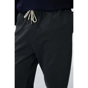 กางเกงวอร์มผู้ชายสีเทาเข้มเนื้อผ้ามีเท็กซ์เจอร์ ทรงมาตรฐาน ดีไซน์กระเป๋าแบบฝรั่งเศส รุ่น 82155 - Product Image 3