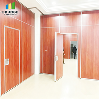 Cloison mobile avec porte traversante, mur acoustique amovible pour salle de conférence d'hôtel