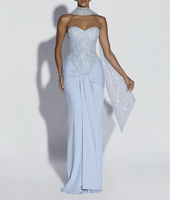 Robe de soirée élégante sans bretelles et sans manches, ajustée, blanche longue, drapée avec liens, ornée de détails brillants, pour femme