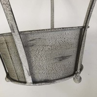 Jardinière vintage en fer patiné à cadre incurvé, support de pot de fleurs en métal vieilli, décoration extérieure pour jardin et patio
