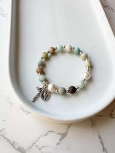 Bracelet de prière catholique en amazonite mate faite à la main avec crucifix en argent et médaille miraculeuse - Product Image 5