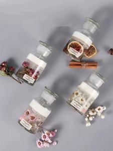 Juego de Regalo de Velas Aromáticas de Cera de Gelatina con Flores Secas en una Botella de Vidrio de Estética Lujosa - Product Image 6