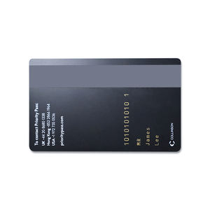 Tarjeta metálica NFC negra con chip RFID personalizado y diseño en relieve dorado para tarjetas de presentación y tarjetas de invitación de lujo. - Product Image 3
