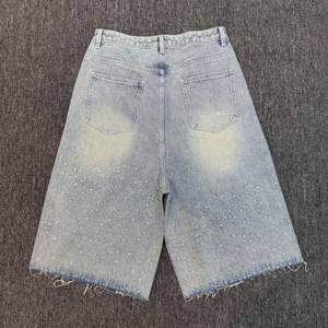 Shorts en jean bleu personnalisés avec logo, entièrement ornés de strass, délavés, taille haute, grandes poches, coupe droite, pour l'été - Product Image 5