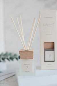 Bouteille carrée de 50ml en blanc givré avec bouchon en bois de couleur bûche Bouteille de diffuseur de parfum de maison No Man's Land Rose Encounter - Product Image 2