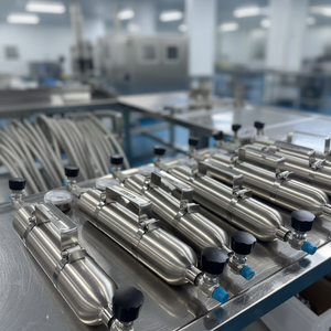 Cilindro <span class=keywords><strong>de</strong></span> Muestreo sin Costuras Monel 400 con Válvula <span class=keywords><strong>de</strong></span> Aguja y Manómetro, Doble Extremo 1/4" FNPT, Recipiente <span class=keywords><strong>de</strong></span> Muestreo <span class=keywords><strong>de</strong></span> Aleación 400, 3000 psi - Product Image 1