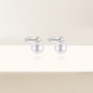 Boucles d'oreilles clous simples en argent sterling S925 plaqué rhodium avec perle de 7 mm pour femmes - Product Image 2