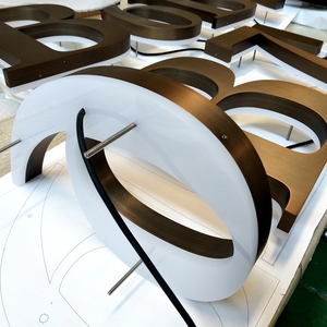 Enseigne d'Extérieur Lumineuse 3D en Métal Nickel Brossé <span class=keywords><strong>de</strong></span> 12 Pouces Rétro-Éclairé en Acier Inoxydable, Laiton Flottant, LED Moderne, Numéro <span class=keywords><strong>de</strong></span> Maison - Product Image 3