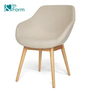 Chaise de fournisseur Chaise avec accoudoirs à base de bois de frêne massif Sellerie en mousse moulée Accoudoir lisse Contract Chaises de salle à manger