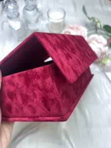 Boîte cadeau en velours bordeaux <span class=keywords><strong>La</strong></span> <span class=keywords><strong>Belle</strong></span> <span class=keywords><strong>et</strong></span> <span class=keywords><strong>la</strong></span> Bête, invitations de mariage, boîte à souvenirs en velours rose avec dorure à chaud de luxe - Product Image 5