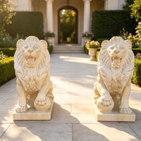 Par de Leones de Mármol Beige con Escudo, Estatuas Europeas de Leones Sentados para Decoración de Puertas de Villas y Patios