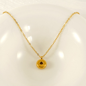 Venta al por mayor PVD chapado en oro deslustre libre de acero inoxidable personalizado letra mayúscula burbuja encanto collar - Product Image 5