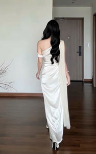 Vestido Maxi Asimétrico Blanco Tejido con Cintura Natural, Un Hombro Descubierto y Drapeado, Sin Mangas, para Fiesta, Hecho en Vietnam - Product Image 4