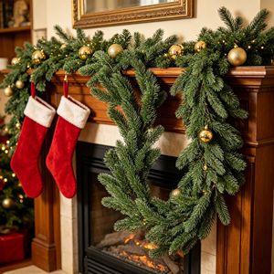Couronne de Noël en aiguilles de pin et en rotin simulés pour la décoration de la cheminée et de la table à manger à la maison - Product Image 2