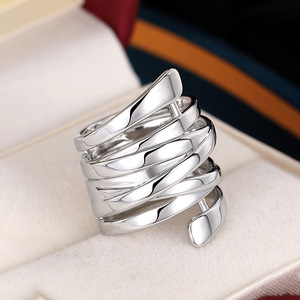 Anello da Donna Creativo in Stile Coreano, Anello Avvolgente Multistrato Liscio e Audace, Accessorio per Mano con Linee Geometriche - Product Image 1