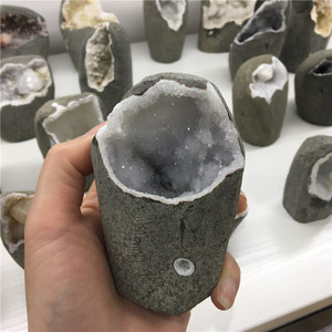 Apophyllite minérale naturelle avec géode de spécimen de zéolite pour la décoration intérieure - Product Image 4