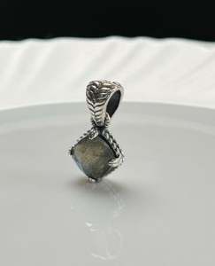 Pendentif en pierre de labradorite naturelle en argent sterling oxydé avec un élégant détail de tressage en forme de panier de style art déco - Product Image 3