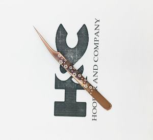 Pinzas para Extensión de Pestañas Rectas Pro con Diseño de Flores, Pinzas de Acero Inoxidable con Estampado Dorado Rosa, Logotipo de Mink, Planas y Sostenibles - Product Image 4