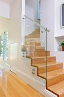 Escalier droit intérieur avec garde-corps en bois et main courante en acier, fait main pour villas, hôtels, halls