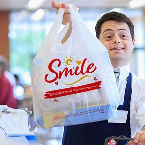 ถุงพลาสติกแบบมีหูหิ้ว Smile ขนาด 11.5x6.5x21 ซม. สีขาว ถุงใส่ของชำแบบใช้แล้วทิ้ง สำหรับธุรกิจและช้อปปิ้ง - Product Image 2