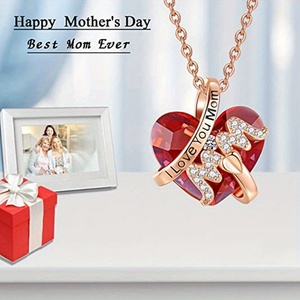 Elegante Collana con Ciondolo a Cuore in Lega Dorata Opaca e Strass Scintillanti - Incisione "Ti Amo Mamma", Perfetta per Compleanni - Product Image 2