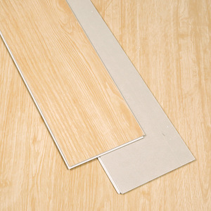 Fourniture d'usine de sols en pierre en plastique Motif noyer grain de bois résistant à l'humidité 4.5mm 5mm 7mm 8mm Revêtement de <span class=keywords><strong>sol</strong></span> SPC pour immeuble de bureaux - Product Image 1