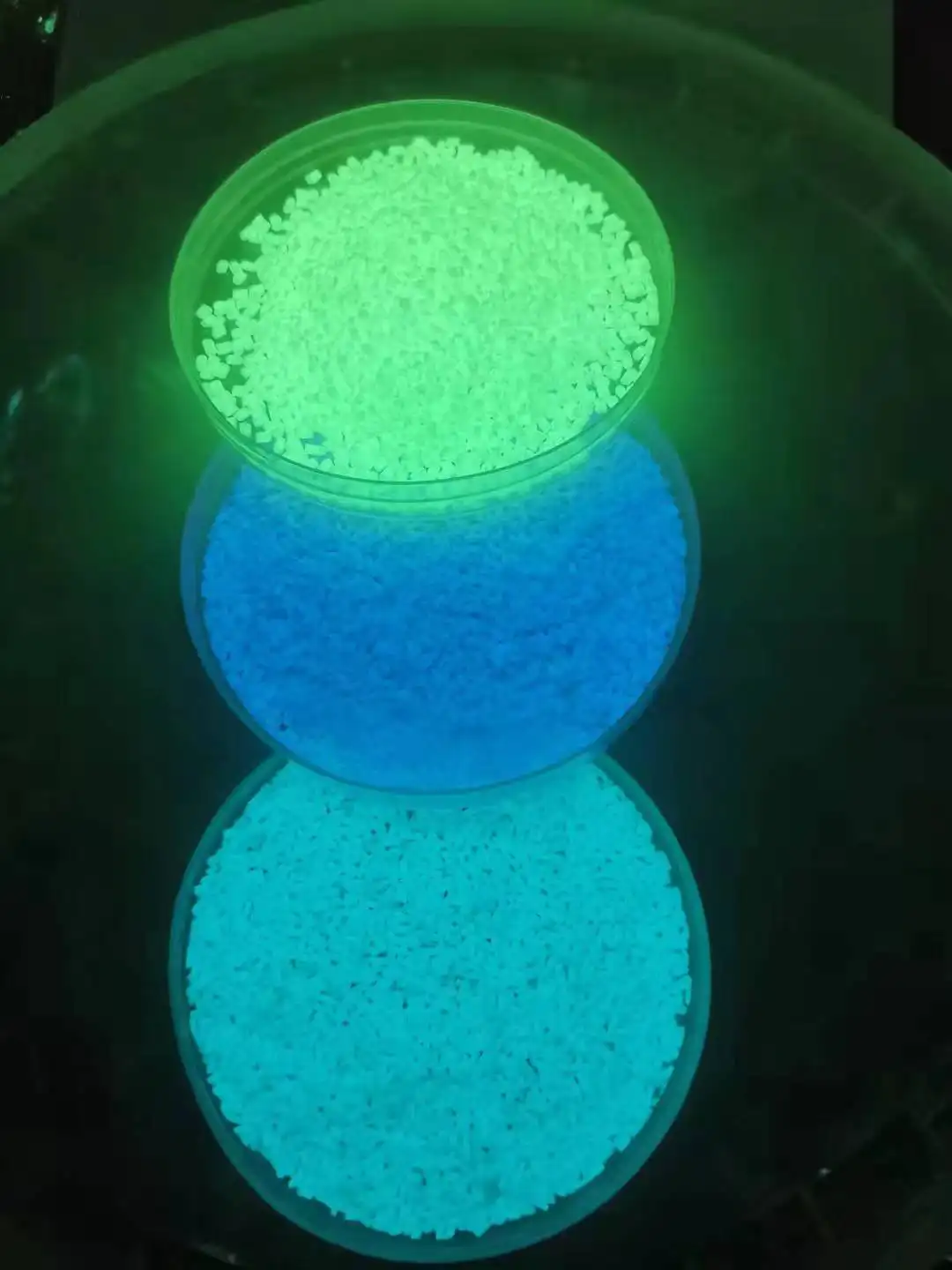 어두운 masterbatch에 있는 빛난 빛 녹색 파란 노란 빛 빛난 masterbatch