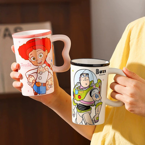 Tasse en céramique grande capacité Toy Story avec poignée ondulée – Adorable dessin animé Buzz, Woody, Jessie, Alien – Tasse à café et à eau avec poignée ondulée - Product Image 4