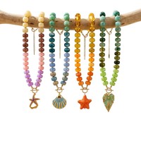 Collier artisanal coloré en pierres brutes, coquillages et étoiles de mer, avec pendentif en acrylique color-block et perles en résine, en acier inoxydable