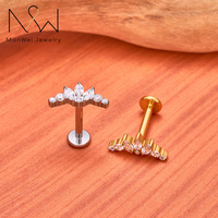 Perhiasan tindik tubuh berbentuk bunga, anting-anting stud titanium ASTM F136 dengan zircon kubik, ulir dalam, bagian belakang datar, untuk bibir, conch, dan lobus telinga.