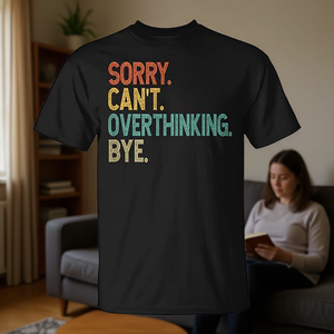 Je suis désolé, je ne peux pas arrêter de réfléchir, c'est tout. T-shirt avec citation « Overthinker » - Product Image 3