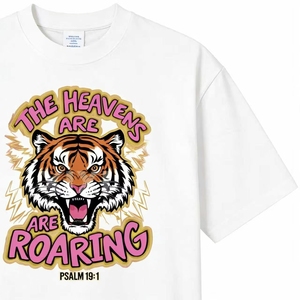 T-shirt bianca oversize con grafica tigre e versetto biblico 'The Heavens Are Roaring' da uomo - Product Image 3