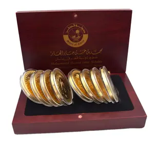 Qatar chapados en oro moneda personalizada de moldes de recuerdo con caja de madera