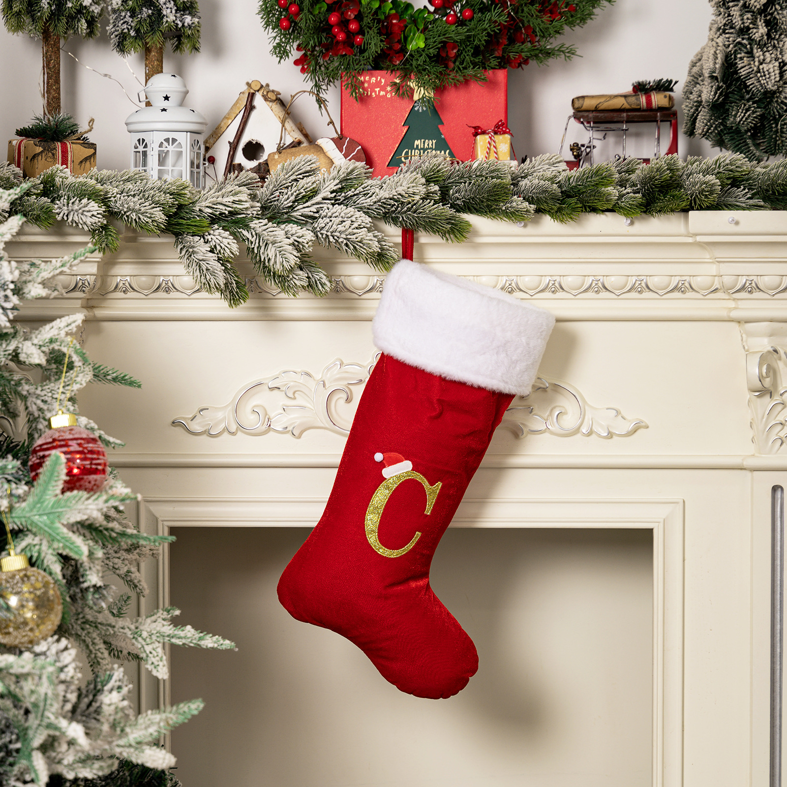 Lettre c de bas de Noël rouge en velours doré