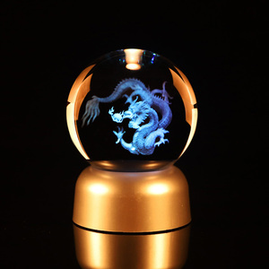 Cadeau promotionnel, différentes tailles, décoration personnalisée, boule de cristal LED de 70 mm, boule de cristal gravée de <span class=keywords><strong>dragon</strong></span>, support en verre K9 - Product Image 1